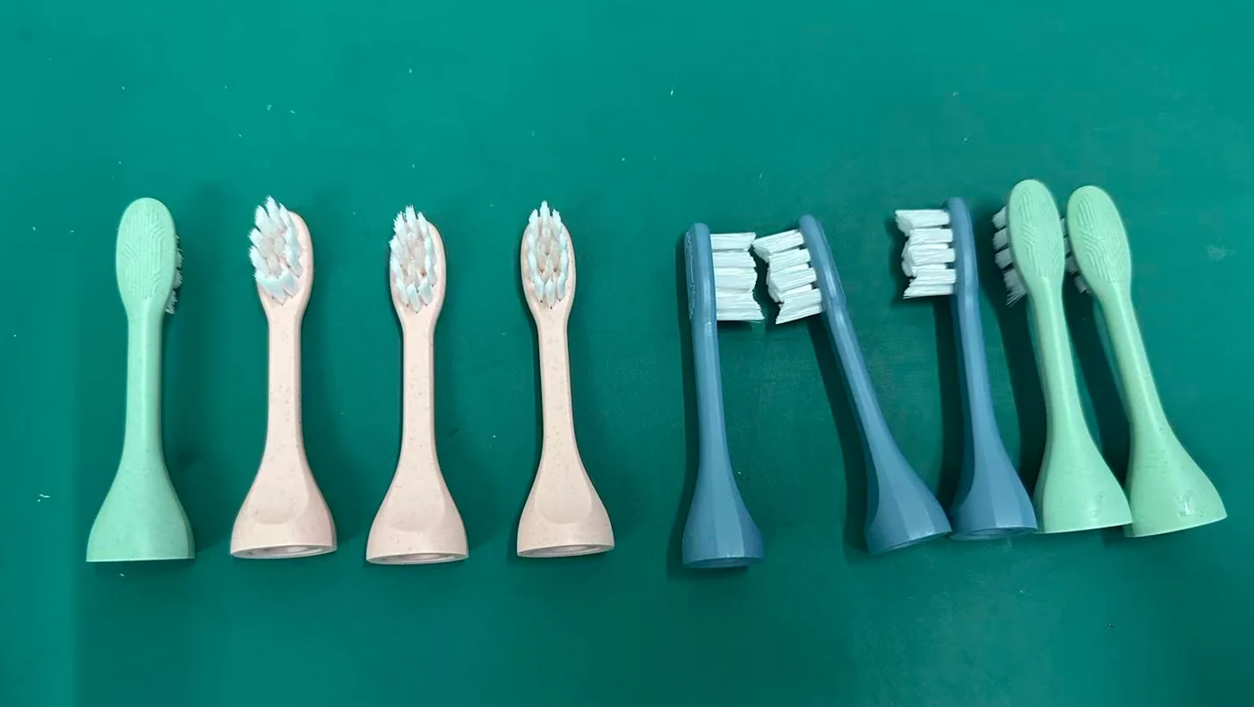 aiwejay pla replacement brush head samples Replacement brush heads in green, pink and blue on a green work surface